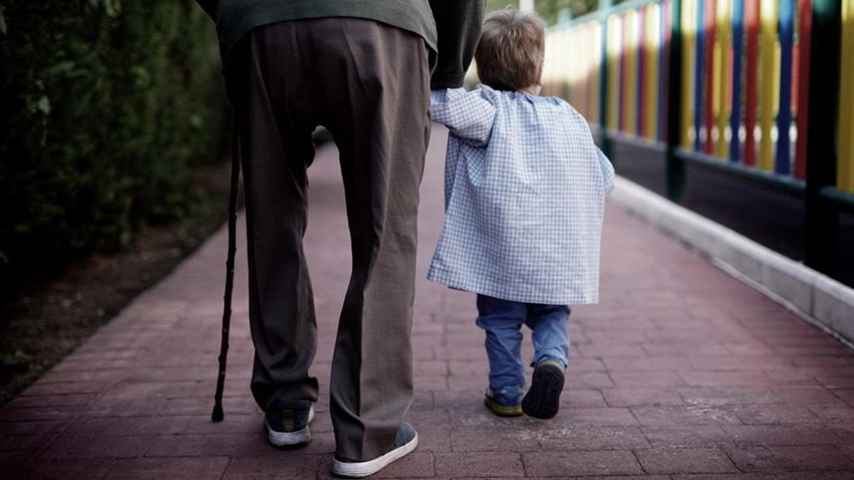 La residencia para la tercera edad Orpea, en Meco (Madrid), tiene guardería en el mismo edicio para que ancianos y bebés realicen actividades conjuntas.