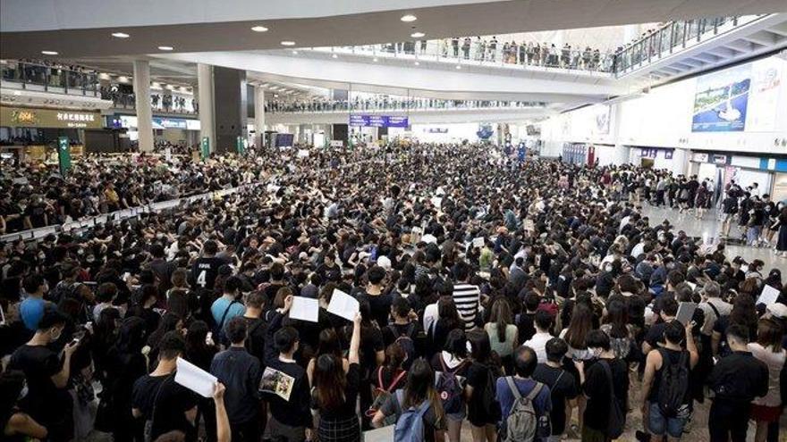 Un tribunal de Hong Kong prohíbe a los manifestantes permanecer en el aeropuerto