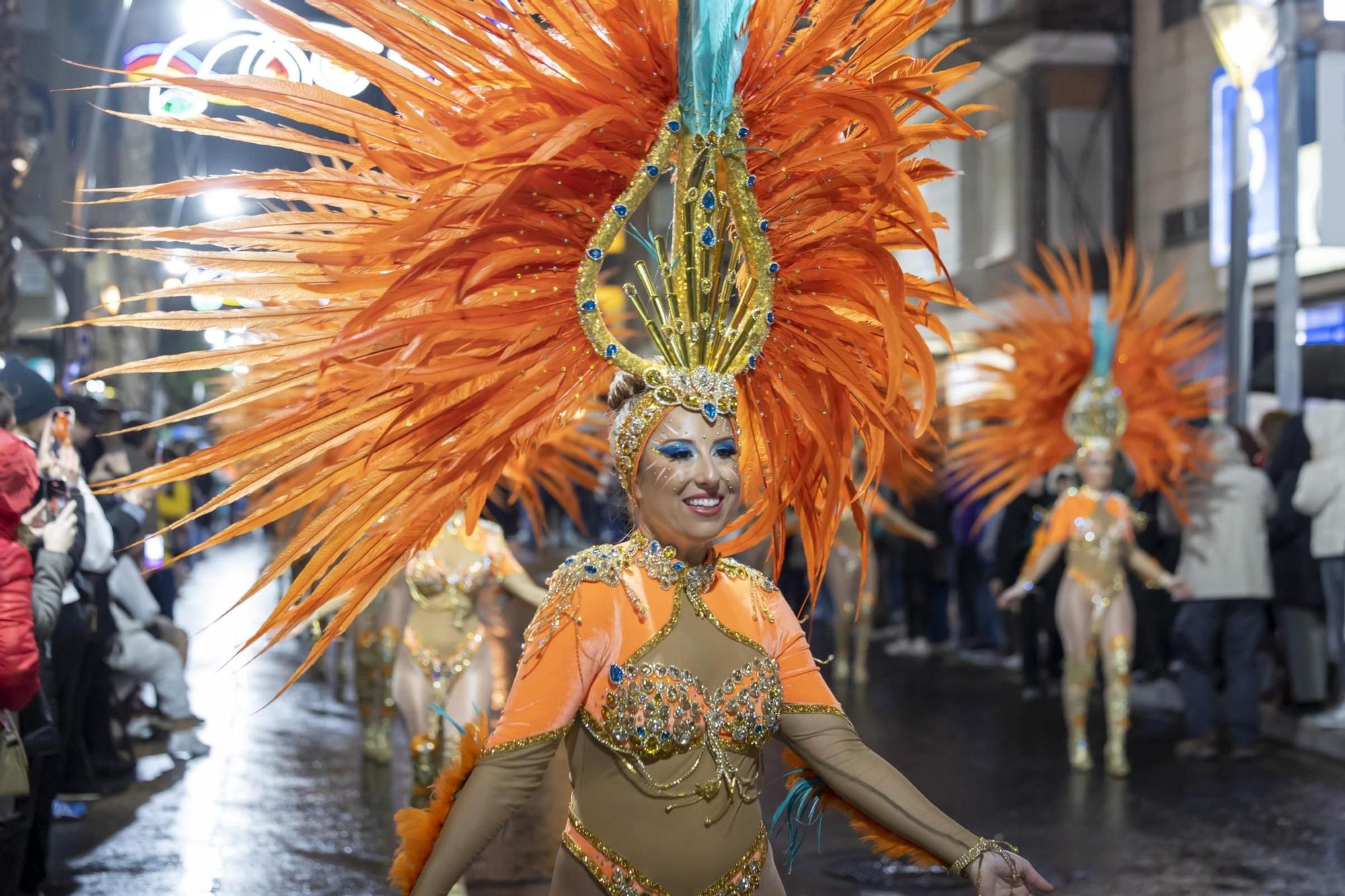 Aquí las mejores imágenes del desfile nocturno del Carnaval de Torrevieja 2025 que salió a la calle desafiando el viento y la lluvia