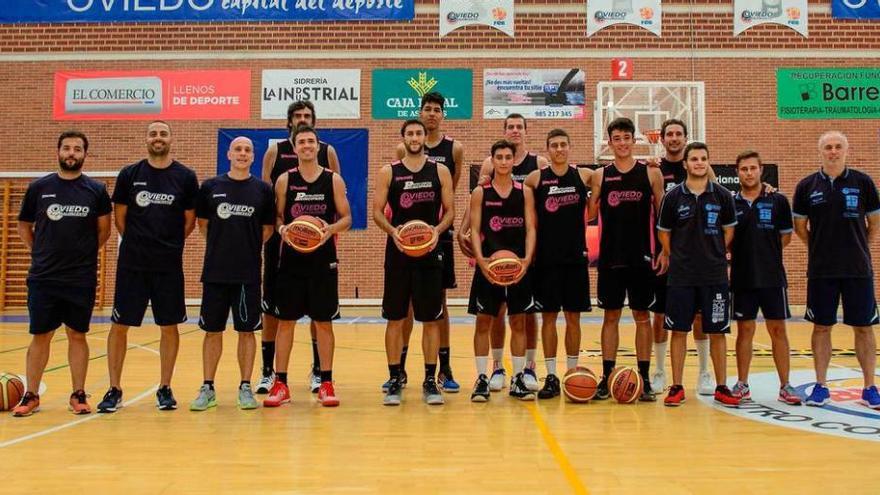 Los jugadores del Unión Financiera, con los componentes del cuerpo técnico, en su primer entrenamiento en el pabellón de Pumarín.