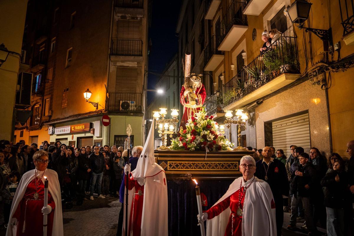 L’expectació per la Processó del Divendres Sant desborda el carrer