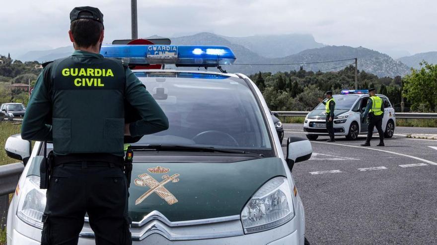 Luz verde a la multa de 100 euros por no tener el nuevo papel de inscripción en la DGT: la Guardia civil extrema la vigilancia con nuevos controles