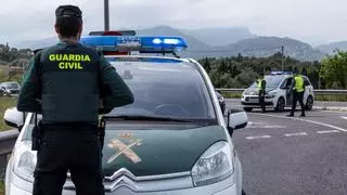Luz verde a la multa de 100 euros por no tener el nuevo papel de inscripción en la DGT: la Guardia civil extrema la vigilancia con nuevos controles