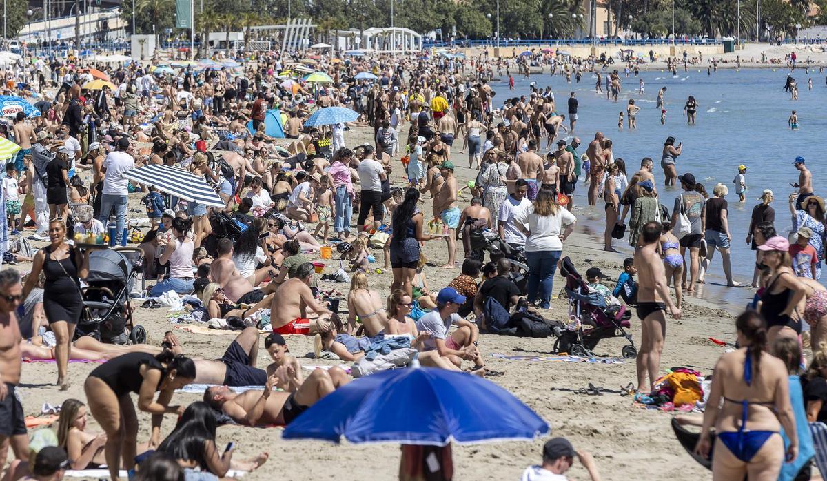 La playa del Postiguet llena esta semana pasada.