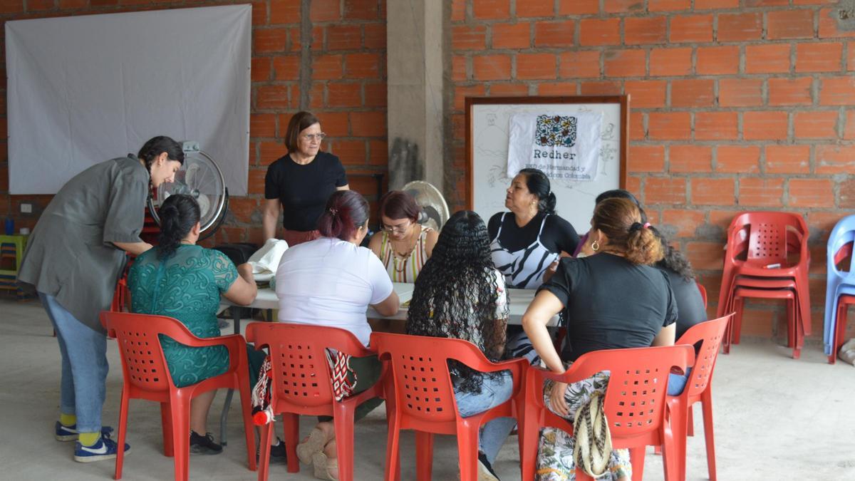 Una sesión de trabajo del CSIZ con las lideresas de las comunidades rurales colombianas con las que cooperan.