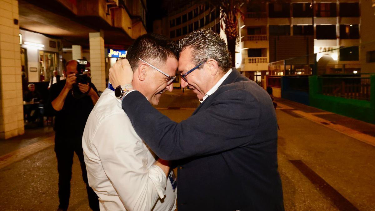 José Ramón González de Zárate y Toni Pérez, celebrando el resultado electoral en Benidorm.