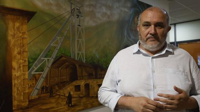 Requena, junto a un mural en la sede central de CC OO de Asturias, en Oviedo. | LUISMA MURIAS