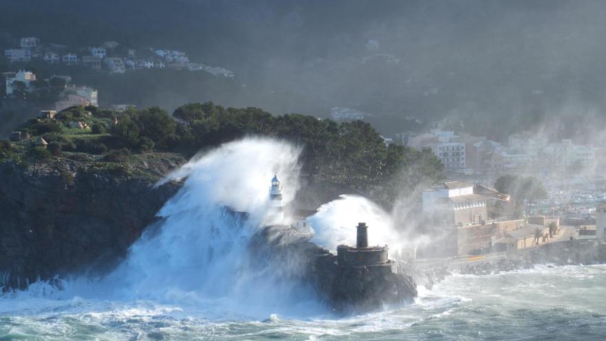 Las olas sobrepasan el faro a la entrada del Puerto de Sóller.