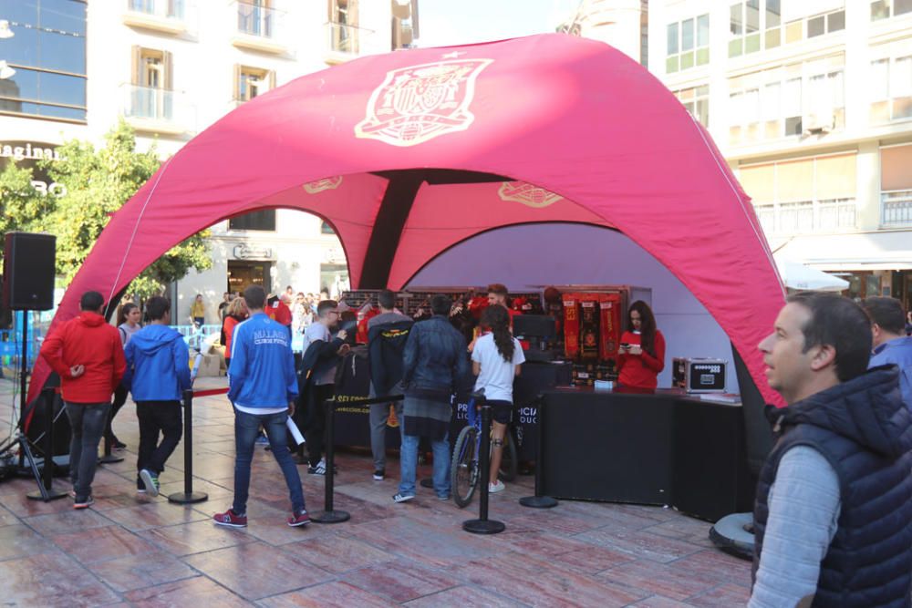 Cientos de aficionados hacen cola durante todo el jueves para fotografiarse con los trofeos de La Roja