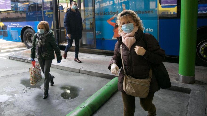 Usuarios en la estación de autobuses de Oviedo.