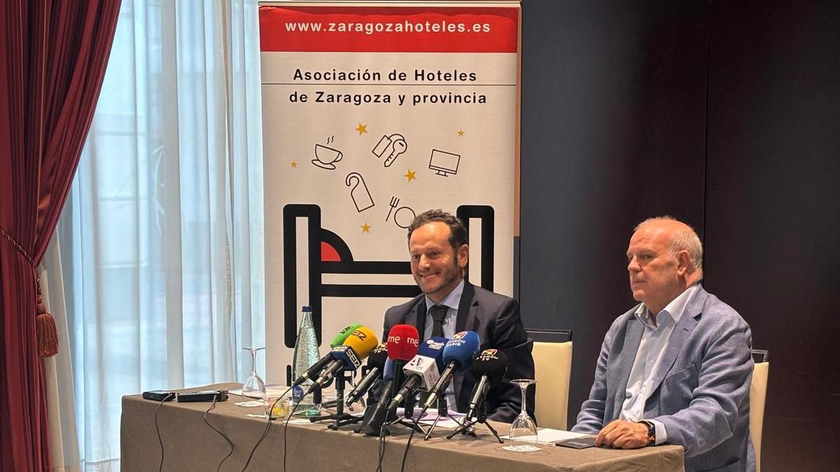 Antonio Presencio y Nacho Guinea, en la presentación de las previsiones de ocupación para Semana Santa, este viernes..