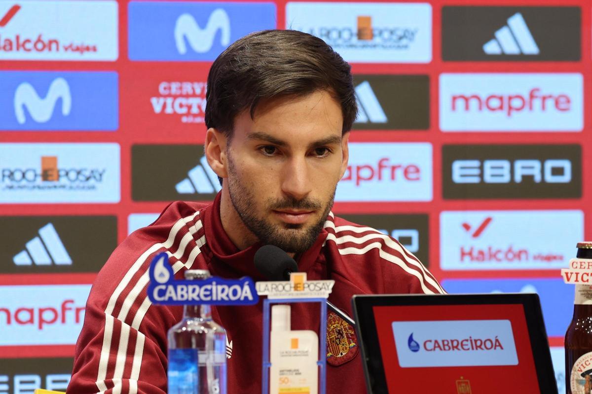 Álex Baena, exjugador del Villarreal, regresa al Estadio de la Cerámica por primera vez con la selección española.