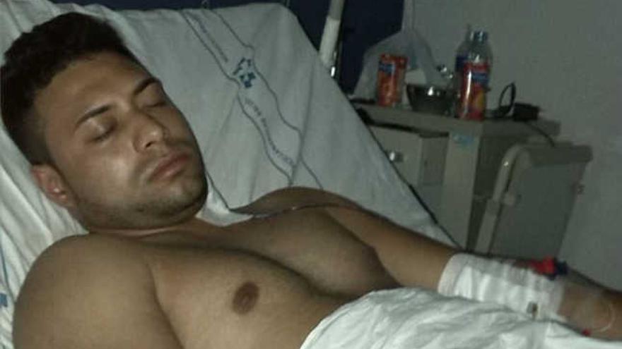 Andrés A. L., esta semana, en una cama del Hospital Doctor Negrín. | la provincia