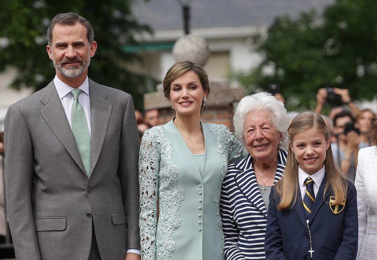 Primera Comunión de la Infanta Sofía: los Reyes junto a Menchu Álvarez del Valle y la Infanta Sofía en la Primera Comunión de ésta