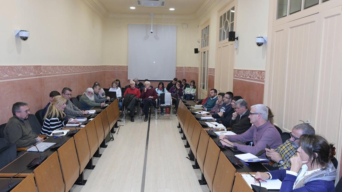 La Mesa de Seguimiento de los Vertederos se ha reunido este lunes en la Sala de Plenos del Ayuntamiento de Rubí