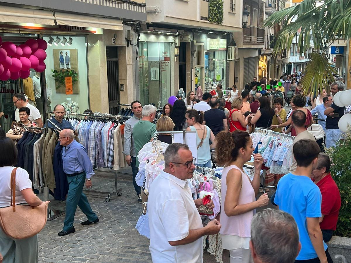 Comercios y público en la pasada edición de La Noche Mágica de Lucena.
