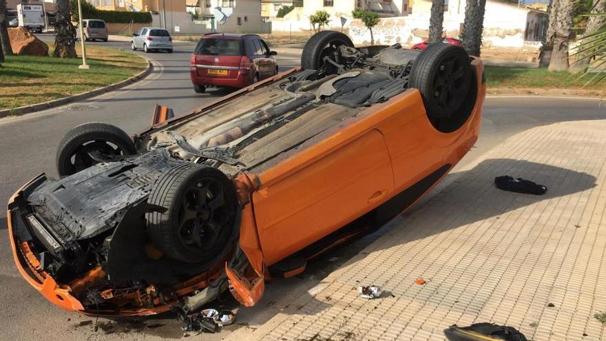 El turismo, ruedas arriba en la carretera.