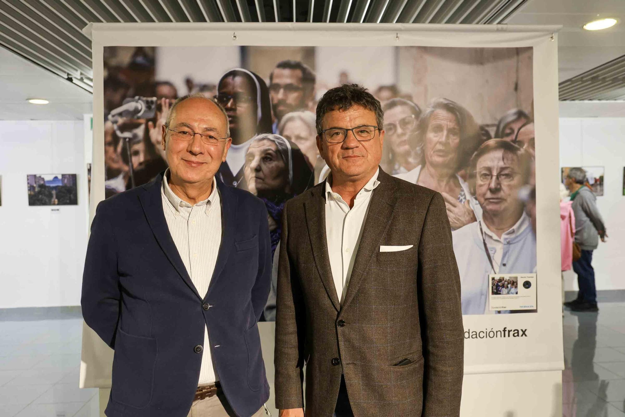 lleno total en la inauguración de INFotoperiodistas 2024,. un año de fotografía de prensa en Alicante