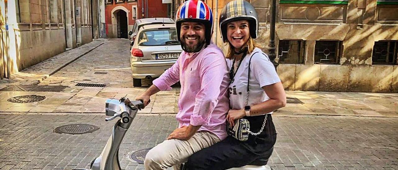 Javi Bonet y Marga Prohens, a lomos de la Vespa, hacia la presidencia.