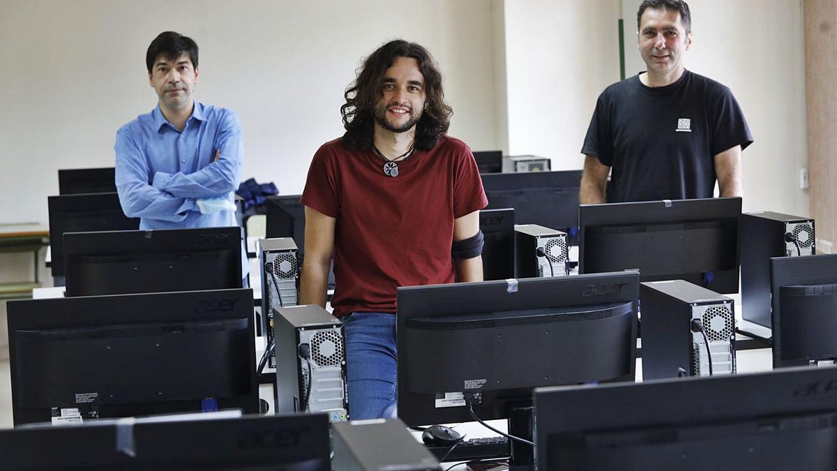 Pela esquierda, Daniel Gayo Avello, el doctorandu Daniel Fernández Álvarez y José Emilio Labra Gayo, nun llaboratoriu de la Escuela d&#039;Inxeniería Informática d&#039;Uviéu. | Luisma Murias