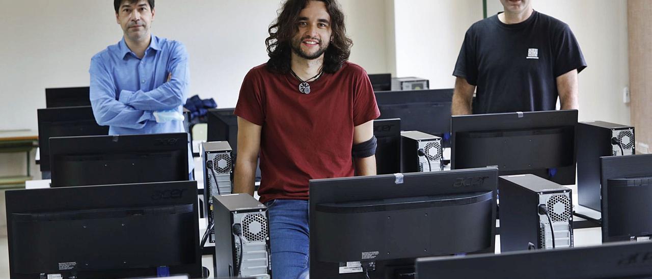 Por la izquierda, Daniel Gayo Avello, el doctorando Daniel Fernández Álvarez y José Emilio Labra Gayo, en un laboratorio de la Escuela de Ingeniería Informática de Oviedo. | Luisma Murias |  LUISMA MURIAS