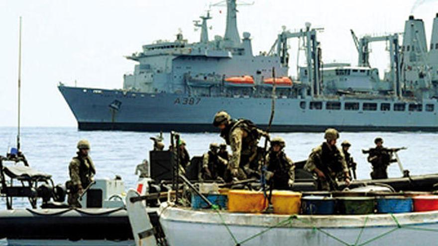 Imagen de la detención de los piratas por el &quot;Fort Victoria&quot;, de la Marina Británica.  // RN