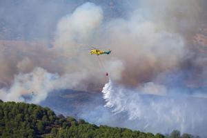 El Infoca lucha por tierra y aire contra un incendio forestal en Córdoba