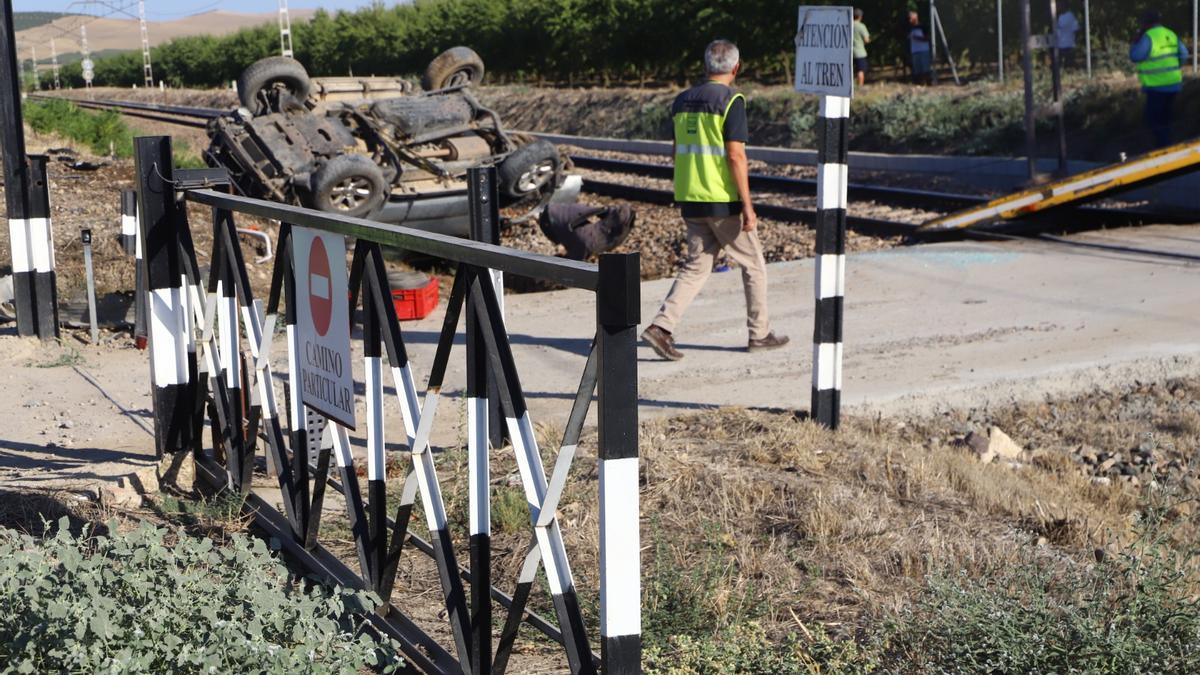 Señalización de 'camino particular' en el paso al nivel donde fue embestido el coche, que se observa al fondo.