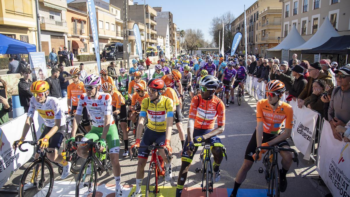 Ciclistas en la salida de la tercera etapa de la Volta en Bétera.