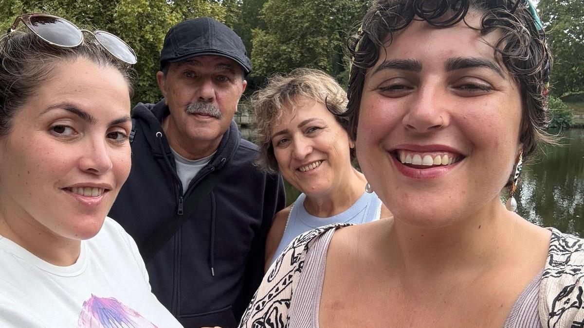 Lara Lapuente (derecha) junto a su madre Lola, su padre Willo y su hermana Raquel en un momento de su viaje al norte de Suecia.