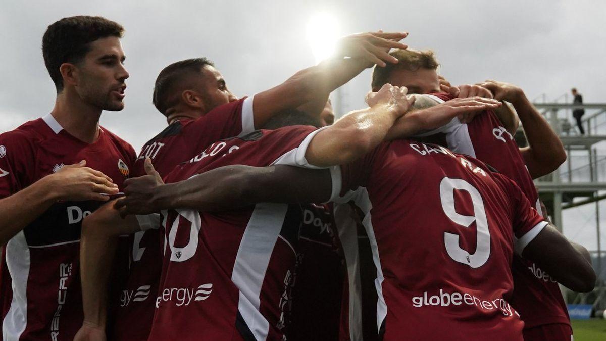 Los jugadores del Castellón se abrazan en torno a Ousmane Camara, autor del gol en Zubieta ante el Sanse.