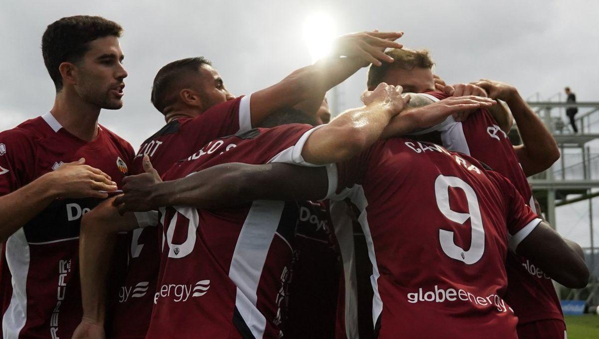 Los jugadores del Castellón se abrazan en torno a Ousmane Camara, autor del gol en Zubieta ante el Sanse.