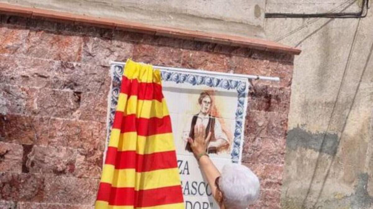 Carmen Gascón descubre la placa con la foto. | SERVICIO ESPECIAL