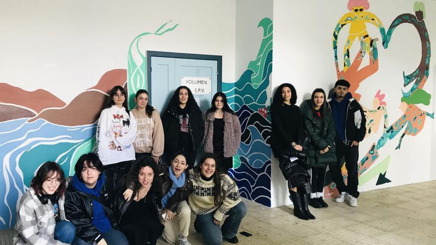 Alumnos que participaron en la elaboración del mural.  | // FDV