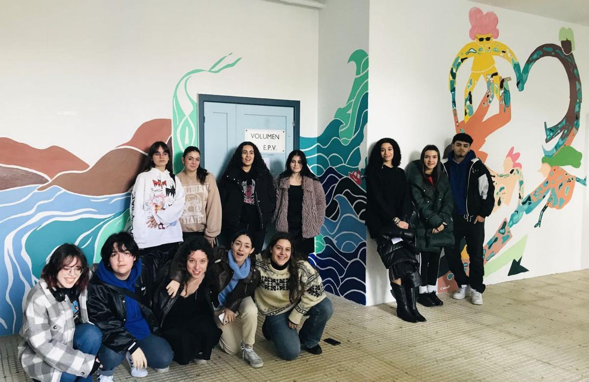 Alumnos que participaron en la elaboración del mural.  | // FDV