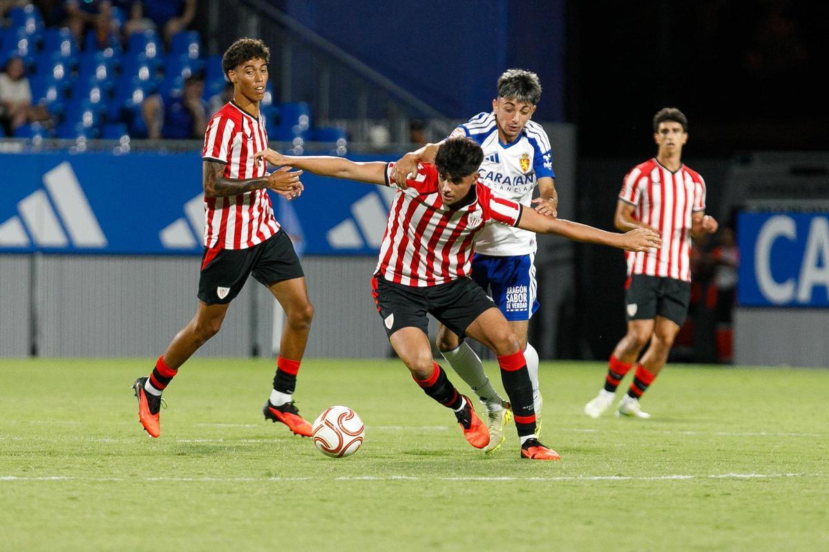 Tobajas presiona a un rival en el partido ante el Bilbao Athletic.