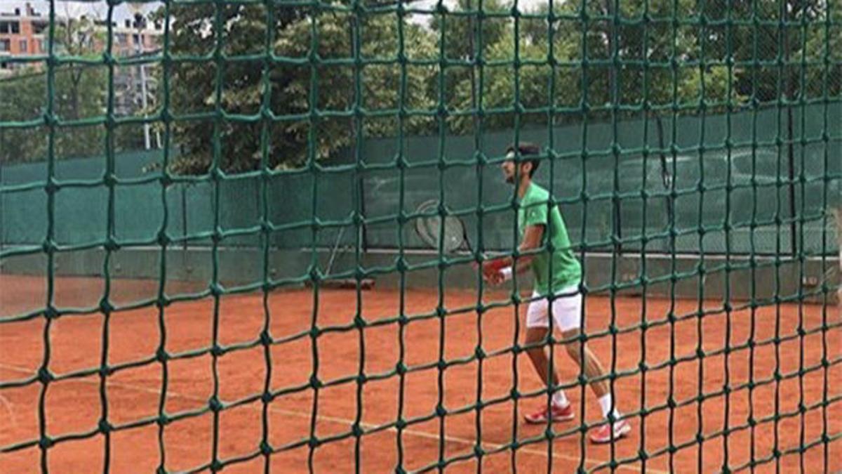 ¡Djokovic muestra su versión 'zurda' en Belgrado!