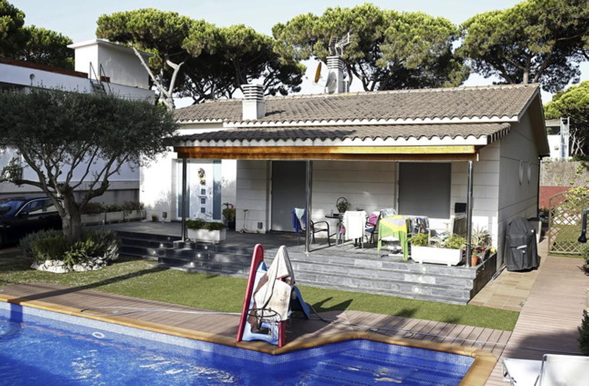 Vista de la vivenda de Castelldefels on ahir van ser trobats els cadàvers d’una parella i els seus dos fills, menors d’edat, morts per arma de foc.