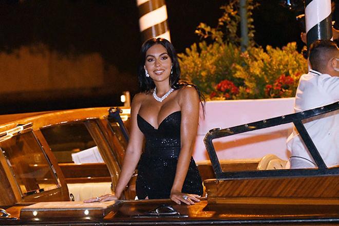 Georgina Rodriguez sonrie mientras llega al festival de venecia
