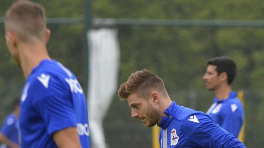 Diego Caballo, con el balón en el entrenamiento de ayer.