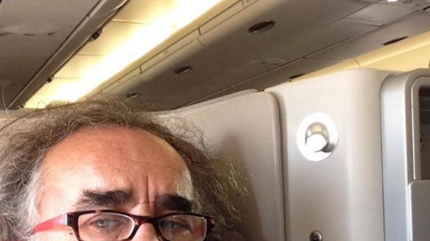 Teo Cardalda, en el avión que le llevó a México.