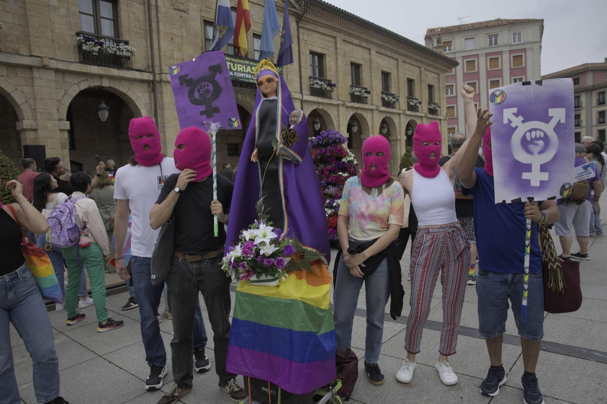 En imágenes: Así fue la manifestación LGTBI de Avilés, con "Santina de Queervadona" incluida