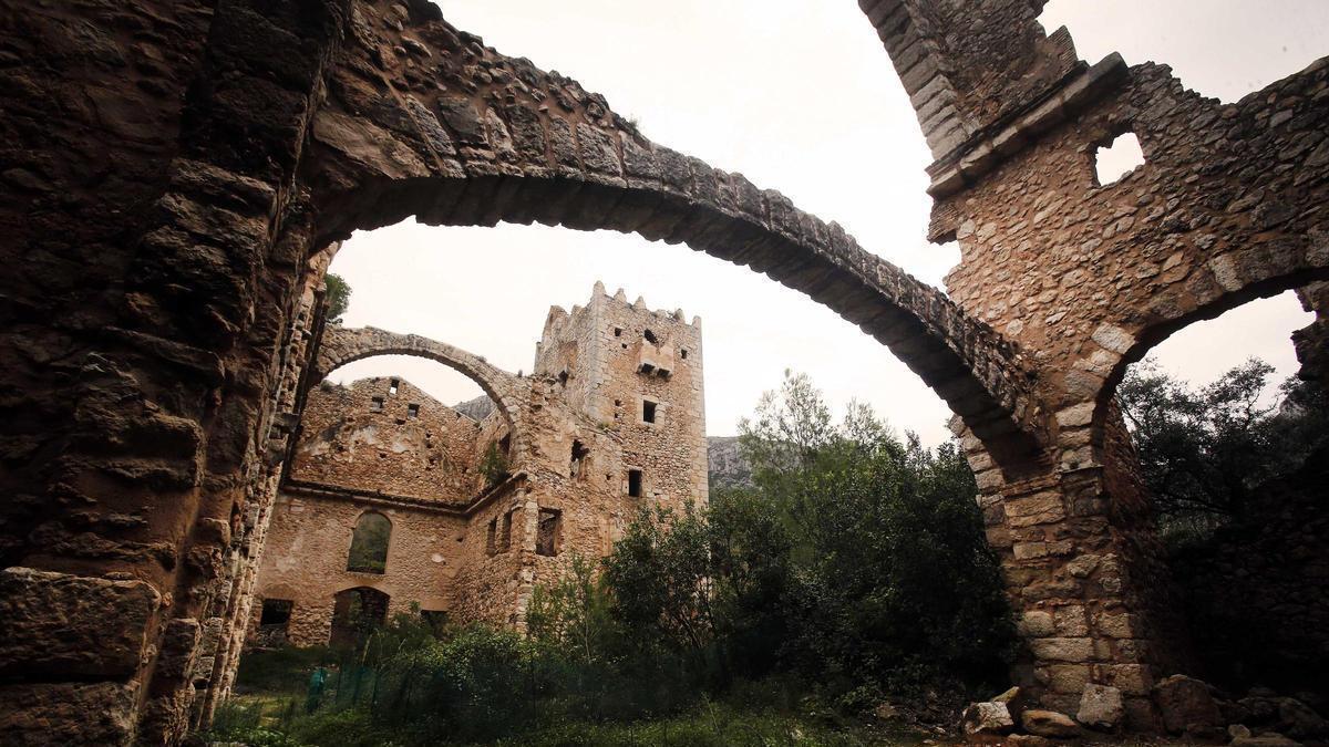 Ruinas del monasterio de la Murta en una imagen de archivo. Al fondo, la Torre de las Palomas.