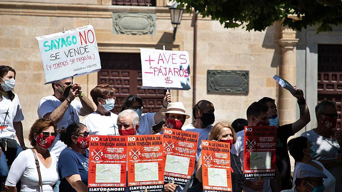 Miembros de “SOS vega y campiña de Toro” y otros manifestantes concentrados en Zamora. | Nico Rodríguez