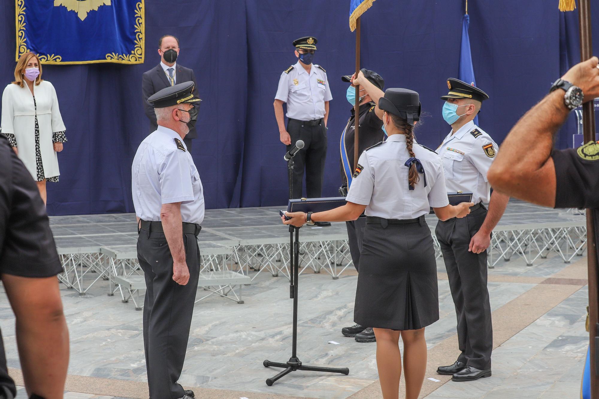 Ceremonia de entrega del bastón de mando  al inspector jefe de la Comisaría de la  Policía Nacional de Orihuela