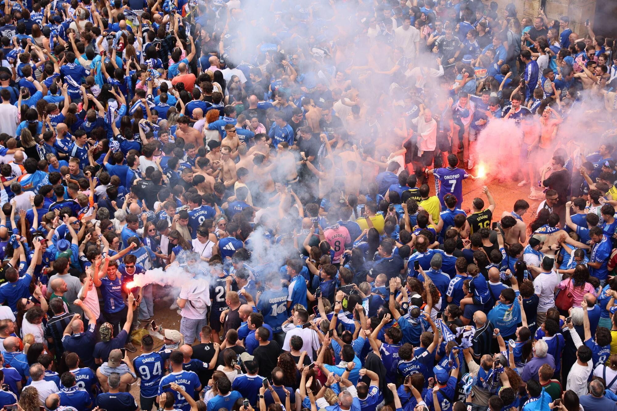 Locura azul en las calles de Oviedo para celebrar el ascenso del equipo a Primera División