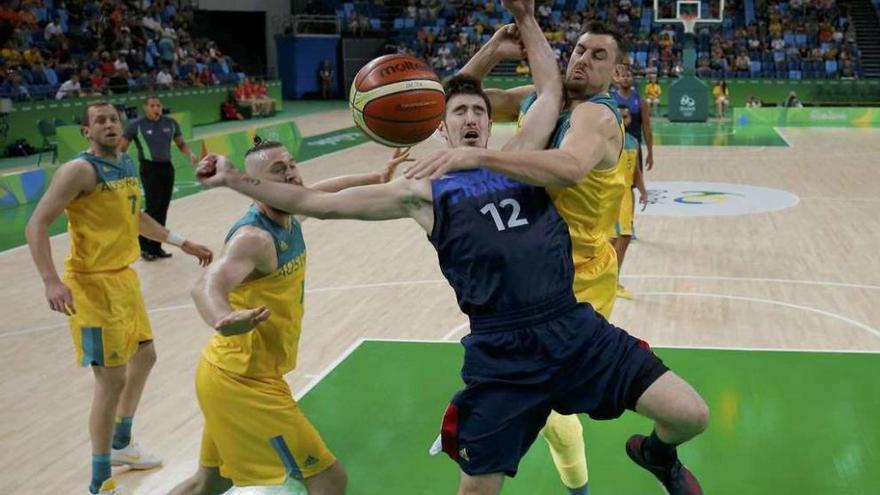 De Colo encaja un duro golpe de Bogut. // Jim Young