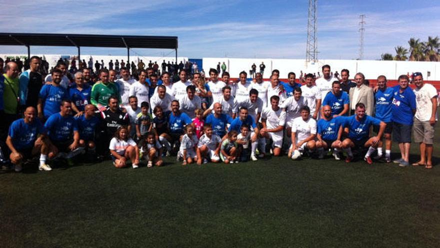 Foto de familia de los veteranos del Real Madrid y los de una selección malagueña en los que hay nombres de primer nivel: Hierro, De la Red, Juanito, Iznata, Buyo, Aragón, Congo...