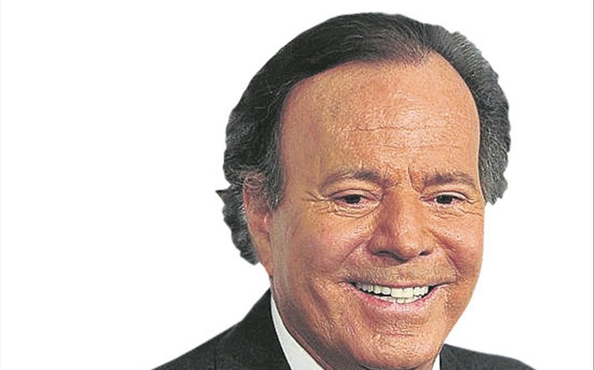 lmmarco38790692 spanish singer julio iglesias holds an award after being nam180926182555