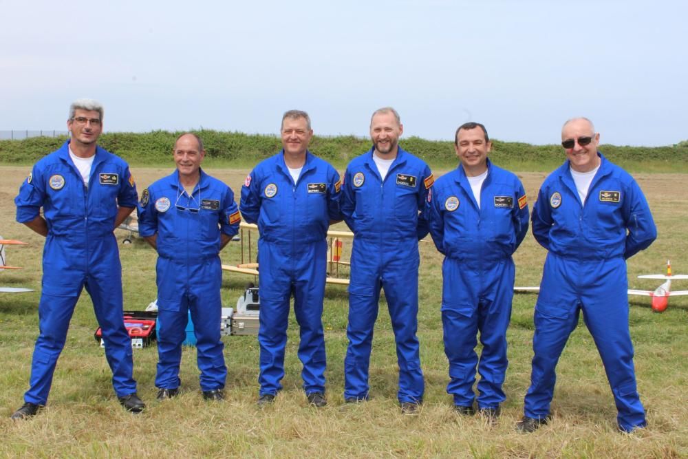 Exhibición de la patrulla de aeromodelismo del Ejército del Aire en Arnao